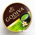 ゴディバ（GODIVA）宇治抹茶とバニラにチョコレートソースを添えて