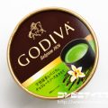 ゴディバ（GODIVA）宇治抹茶とバニラにチョコレートソースを添えて