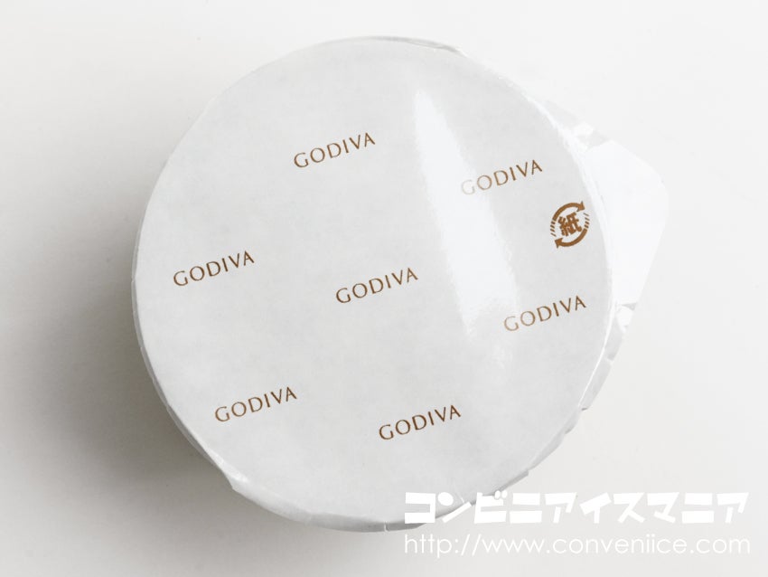 ゴディバ（GODIVA）宇治抹茶とバニラにチョコレートソースを添えて
