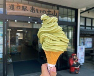 あいの土山 盛り放題のセルフ抹茶ソフトクリーム