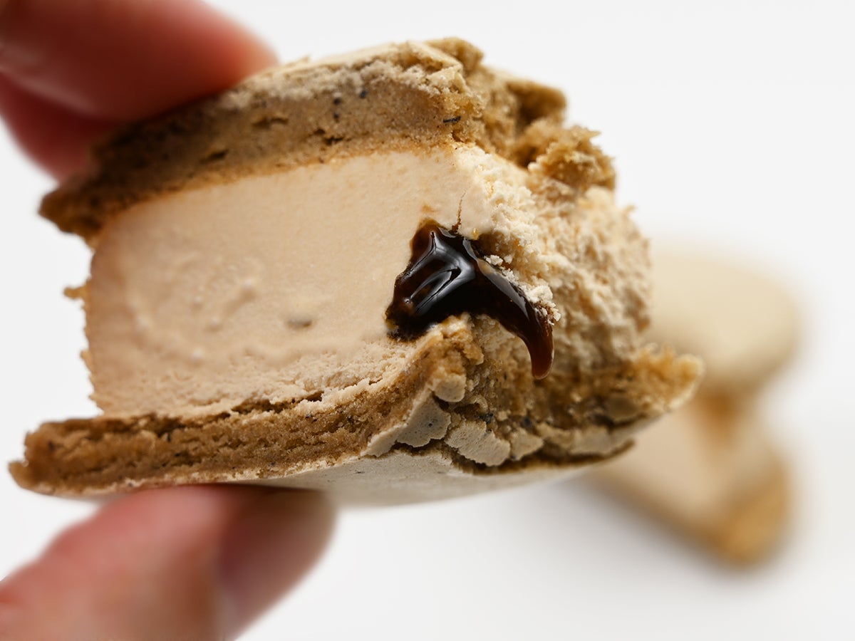 セブンプレミアム マカロンアイス ほうじ茶ラテ